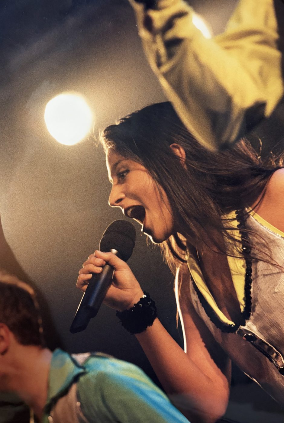Sasha zingt tijdens een show van Theatergroep Jeans